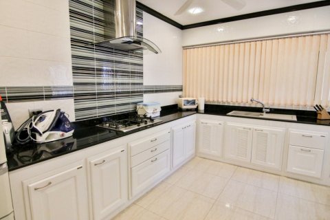 Haus in Pattaya, Thailand 4 Schlafzimmer № 45483 - Foto 16