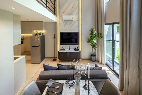 Sobre plano NA REVA CHAROENNAKHON en Bangkok, Tailandia № 3111 - foto 8