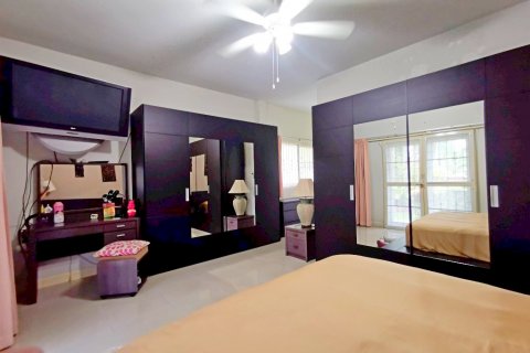 Casa de 4 dormitorios en Pattaya, Tailandia № 8629 - foto 17