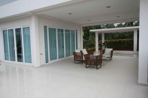 Casa de 5 dormitorios en Pattaya, Tailandia № 8221