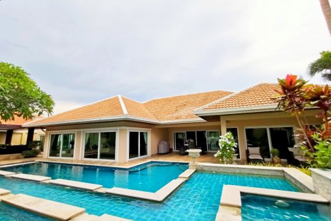 Casa de 4 dormitorios en Pattaya, Tailandia № 9099