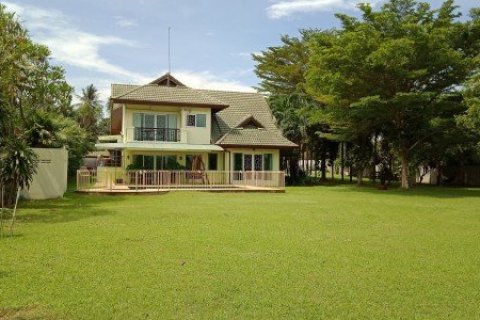 Casa de 4 dormitorios en Bang Lamung, Tailandia № 8357