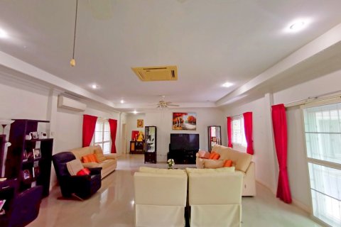 Casa de 4 dormitorios en Pattaya, Tailandia № 8629 - foto 10