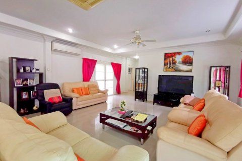 Casa de 4 dormitorios en Pattaya, Tailandia № 8629 - foto 9