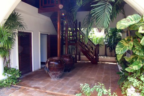 Casa de 4 dormitorios en Jomtien Beach, Pattaya, Tailandia № 20280 - foto 2