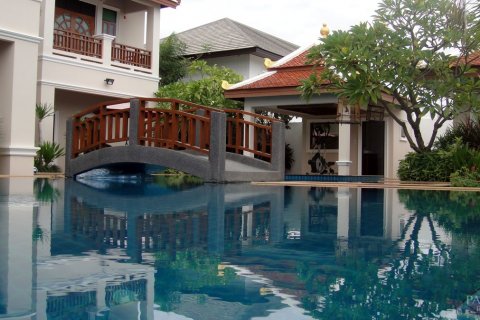 Casa de 4 dormitorios en Pattaya, Tailandia № 23209 - foto 16