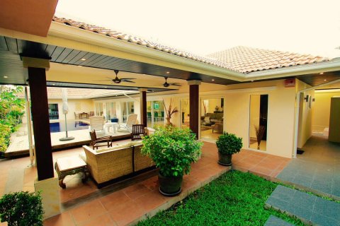 Casa de 3 dormitorios en Pattaya, Tailandia № 22515 - foto 15