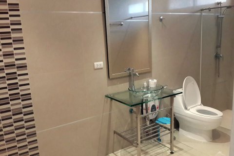 Casa de 4 dormitorios en Jomtien Beach, Pattaya, Tailandia № 24096 - foto 11