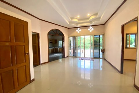 Casa de 4 dormitorios en Pattaya, Tailandia № 22374 - foto 17