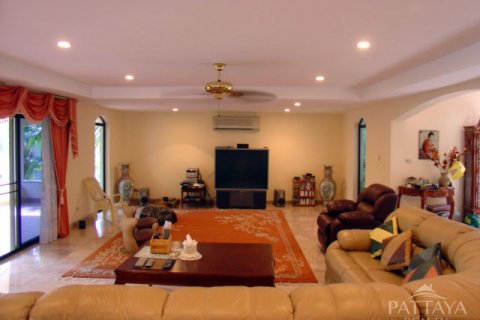 Casa de 5 dormitorios en Pattaya, Tailandia № 23245