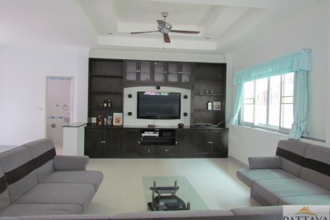 Casa de 4 dormitorios en Pattaya, Tailandia № 20878 - foto 3