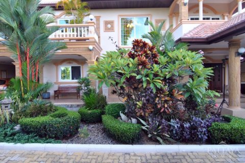 Casa de 5 dormitorios en Pattaya, Tailandia № 23417 - foto 21