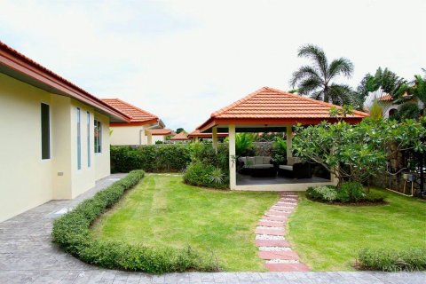 Casa de 4 dormitorios en Pattaya, Tailandia № 23506 - foto 4