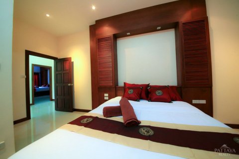 Casa de 4 dormitorios en Jomtien Beach, Pattaya, Tailandia № 24045 - foto 13