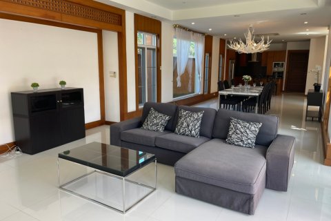 Casa de 5 dormitorios en Pattaya, Tailandia № 22412 - foto 16