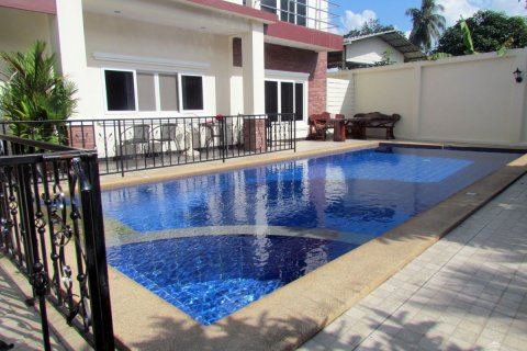 Casa de 4 dormitorios en Pattaya, Tailandia № 20381 - foto 6