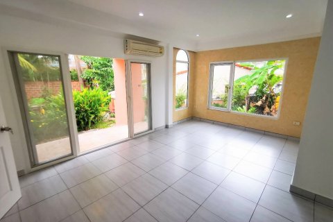 Casa de 6 dormitorios en Pattaya, Tailandia № 22391 - foto 2