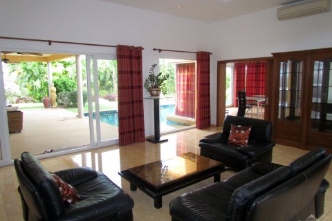 Casa de 4 dormitorios en Pattaya, Tailandia № 20738 - foto 19