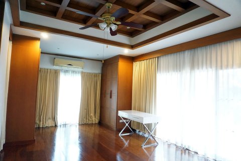 Casa de 5 dormitorios en Pattaya, Tailandia № 24360 - foto 21