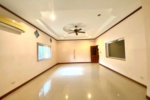 Casa de 4 dormitorios en Pattaya, Tailandia № 22374 - foto 12