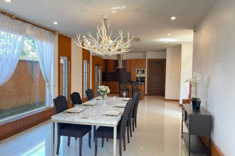 Casa de 5 dormitorios en Pattaya, Tailandia № 22412