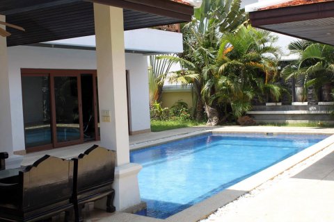 Casa de 5 dormitorios en Pattaya, Tailandia № 23426 - foto 3