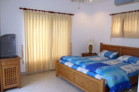 Casa de 4 dormitorios en Pattaya, Tailandia № 23049 - foto 5