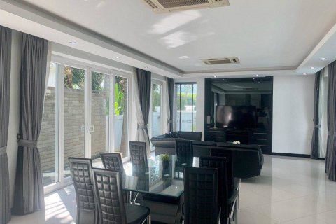 Casa de 4 dormitorios en Jomtien Beach, Pattaya, Tailandia № 21988 - foto 9