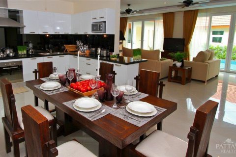 Casa de 4 dormitorios en Pattaya, Tailandia № 23506 - foto 12