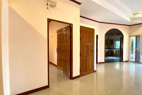 Casa de 4 dormitorios en Pattaya, Tailandia № 22374 - foto 15
