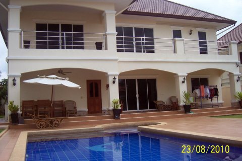 Casa de 4 dormitorios en Pattaya, Tailandia № 22974 - foto 11