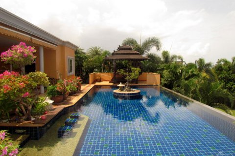 Casa de 5 dormitorios en Pattaya, Tailandia № 23797 - foto 2