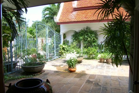 Casa de 4 dormitorios en Jomtien Beach, Pattaya, Tailandia № 20280 - foto 21