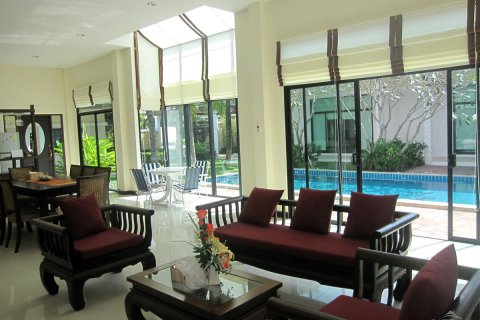 Casa de 4 dormitorios en Pattaya, Tailandia № 23045 - foto 11