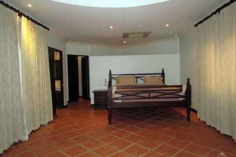 Casa de 4 dormitorios en Pattaya, Tailandia № 24068 - foto 30