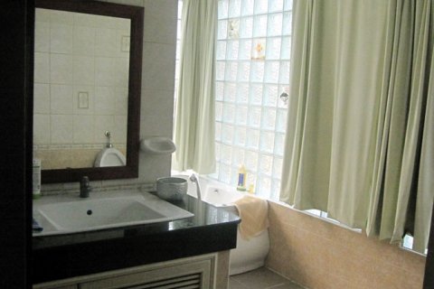 Casa de 4 dormitorios en Pattaya, Tailandia № 22891 - foto 16