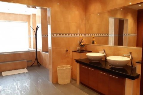Casa de 5 dormitorios en Pattaya, Tailandia № 22133 - foto 12