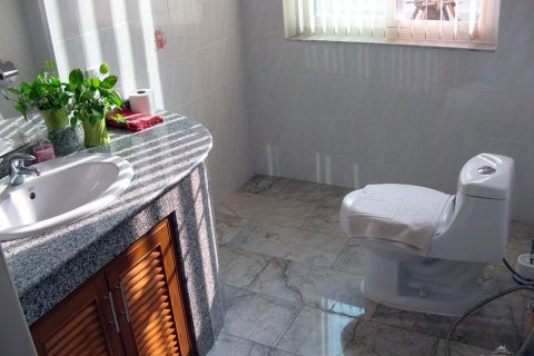 Casa de 5 dormitorios en Pattaya, Tailandia № 23095 - foto 28