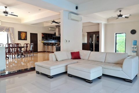 Casa de 6 dormitorios en Pattaya, Tailandia № 22401 - foto 2
