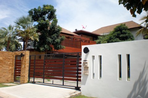 Casa de 3 dormitorios en Pattaya, Tailandia № 22978