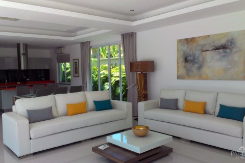 Casa de 3 dormitorios en Pattaya, Tailandia № 24265 - foto 2