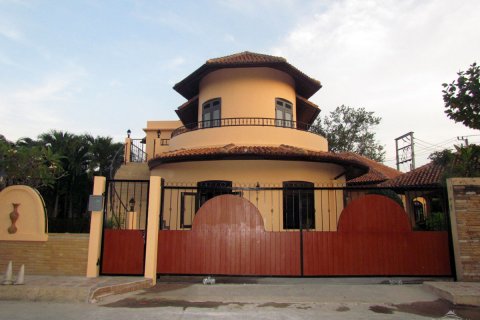 Casa de 4 dormitorios en Pattaya, Tailandia № 24068