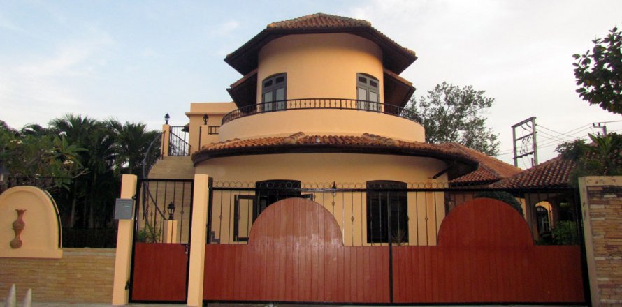 Casa de 4 dormitorios en Pattaya, Tailandia № 24068
