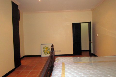 Casa de 4 dormitorios en Pattaya, Tailandia № 24068 - foto 13
