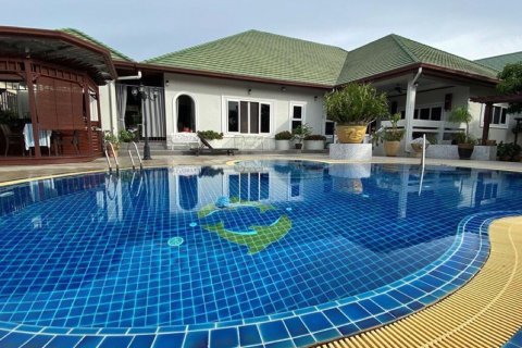 Casa de 4 dormitorios en Pattaya, Tailandia № 22339 - foto 2