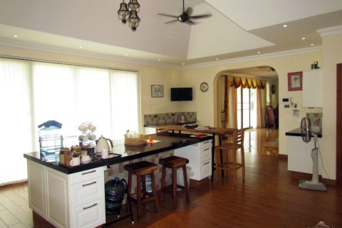 Casa de 4 dormitorios en Pattaya, Tailandia № 20514 - foto 15