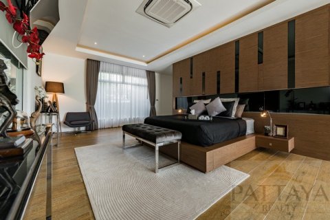 Casa de 4 dormitorios en Pattaya, Tailandia № 21157 - foto 16