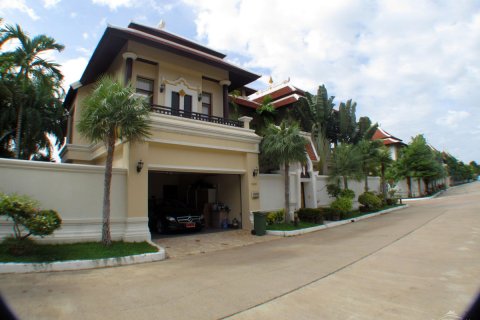 Casa de 4 dormitorios en Pattaya, Tailandia № 23444