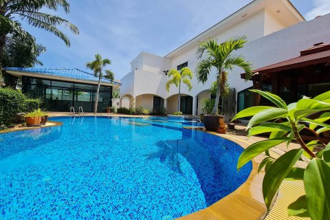 Casa de 6 dormitorios en Pattaya, Tailandia № 22401