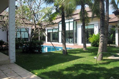 Casa de 4 dormitorios en Pattaya, Tailandia № 23045